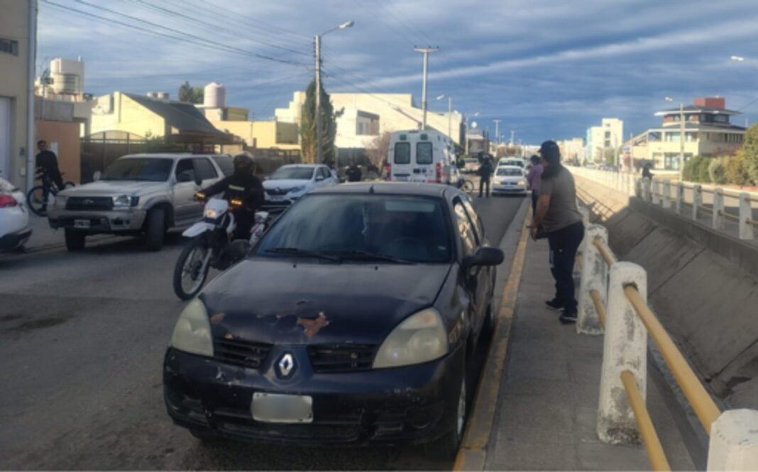 Cámaras de seguridad muestran el momento en que una mujer es atropellada por su propio auto en Comodoro Rivadavia