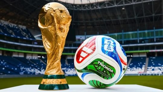 Estadio con aficionados y banderas argentinas durante un partido de fútbol