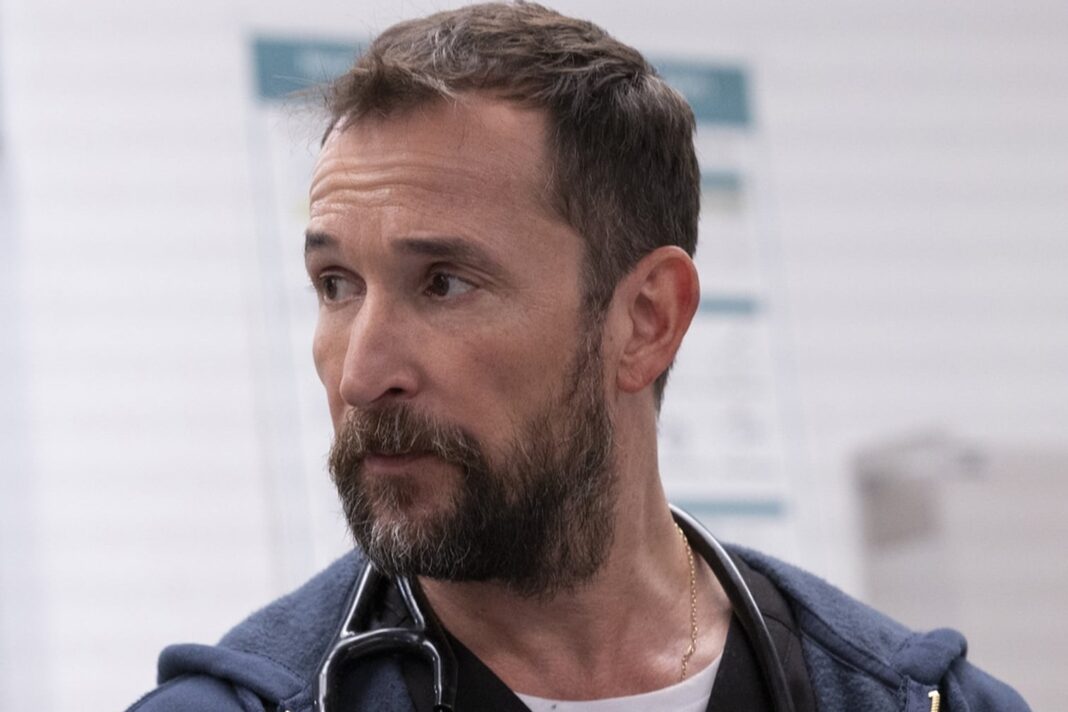 Noah Wyle sonriente en la alfombra roja de los Emmy 2025 sosteniendo el premio