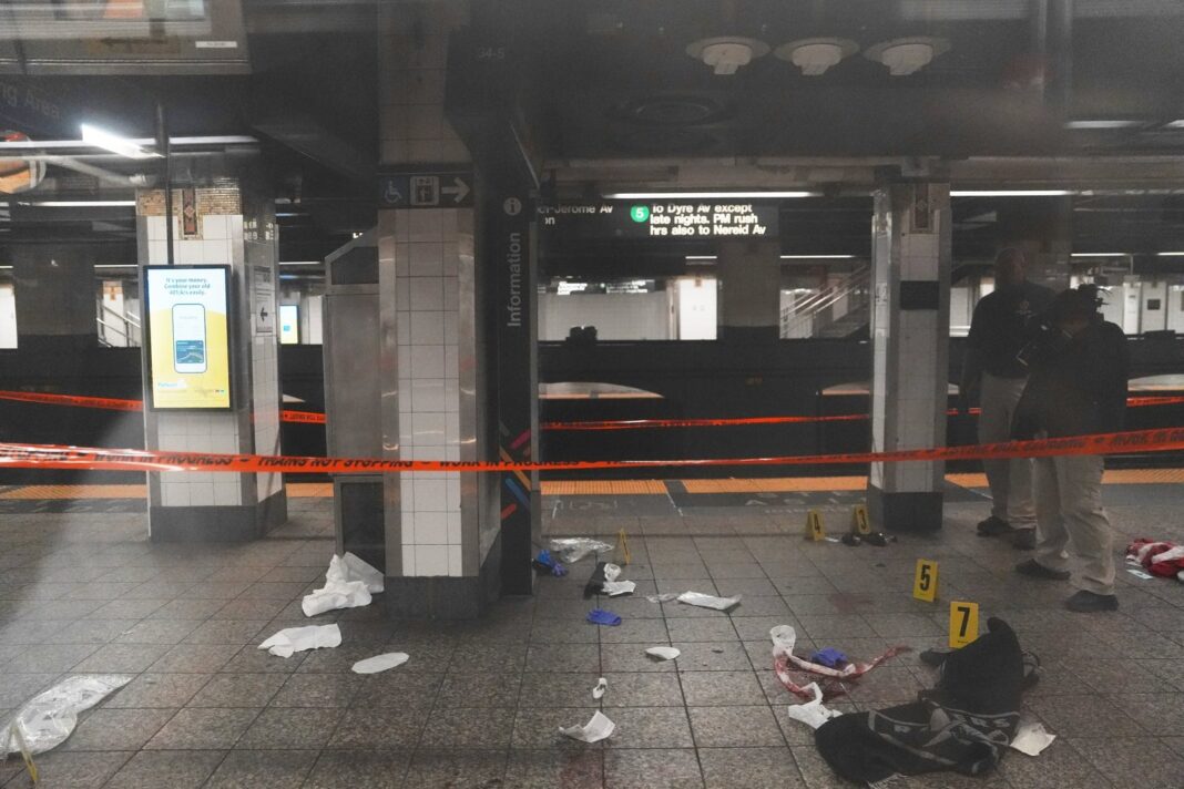 Estación de metro de Nueva York con agentes de policía