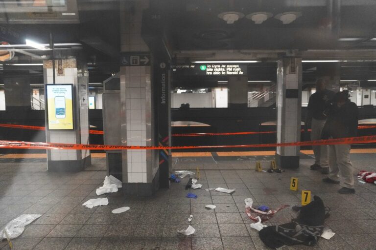 Estación de metro de Nueva York con agentes de policía