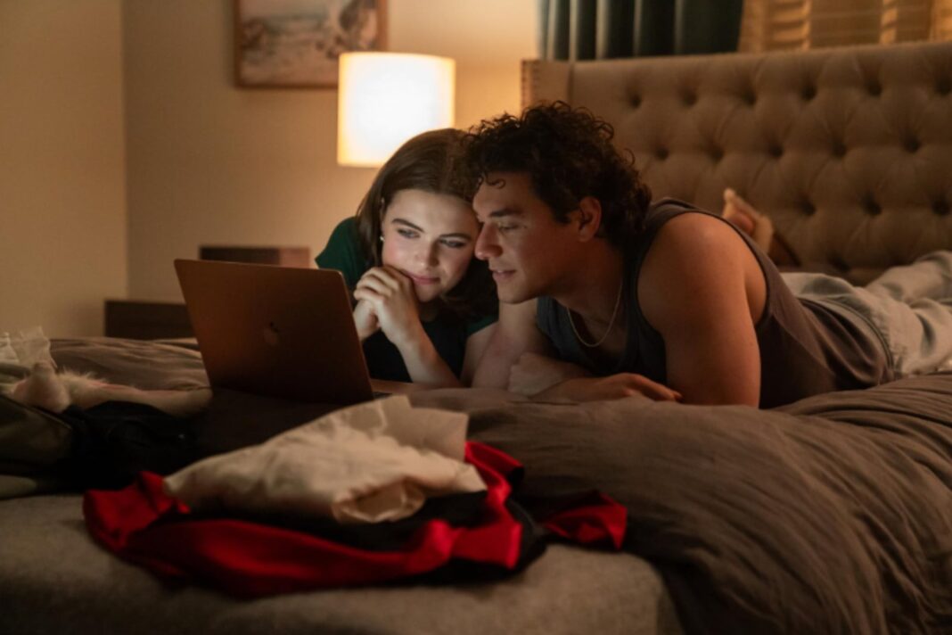Escena de la serie Off Campus con los actores Belmont Cameli y Ella Bright