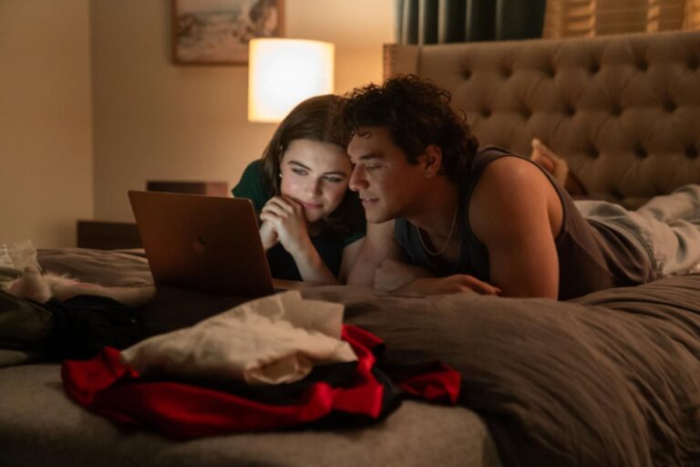 Escena de la serie Off Campus con los actores Belmont Cameli y Ella Bright