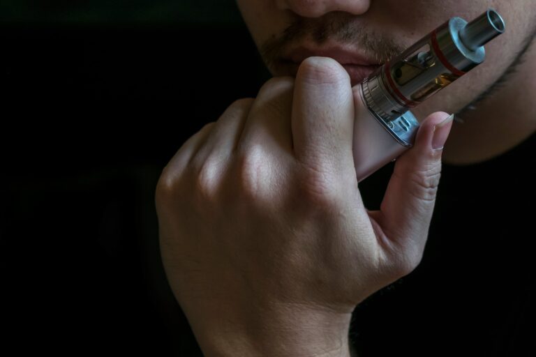 Cigarrillos electrónicos en un mostrador de venta