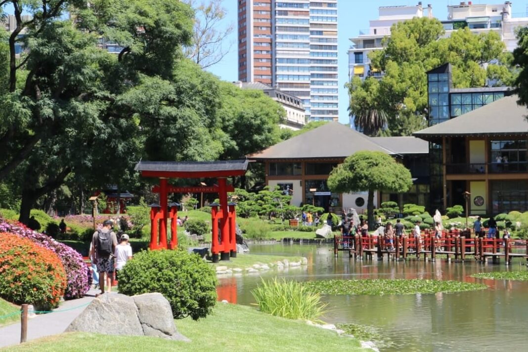 Vista del Jardín Japonés en otoño con sus puentes rojos y vegetación