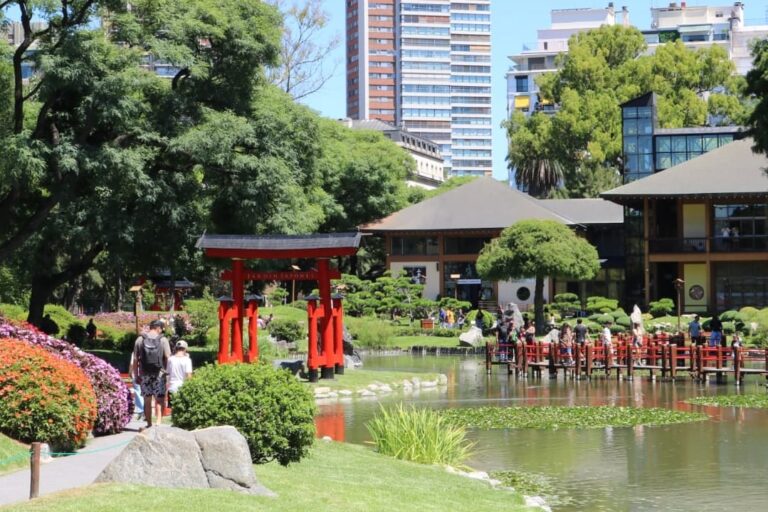 Vista del Jardín Japonés en otoño con sus puentes rojos y vegetación