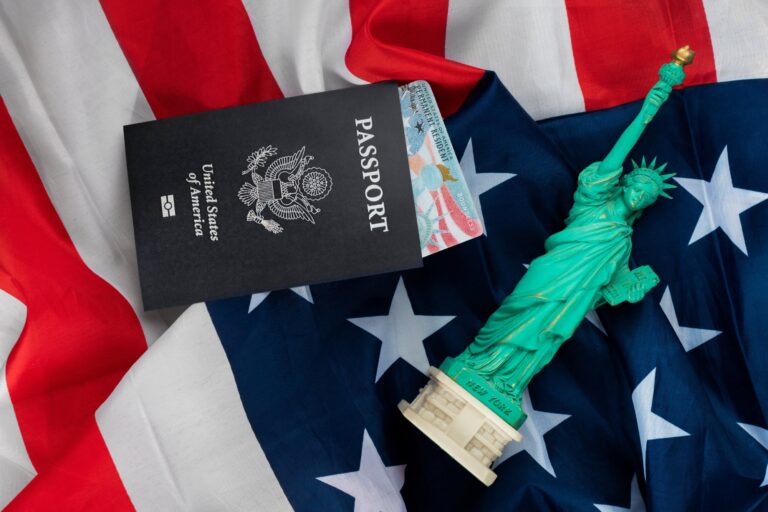 Pasaporte estadounidense y licencia de conducir sobre una mesa