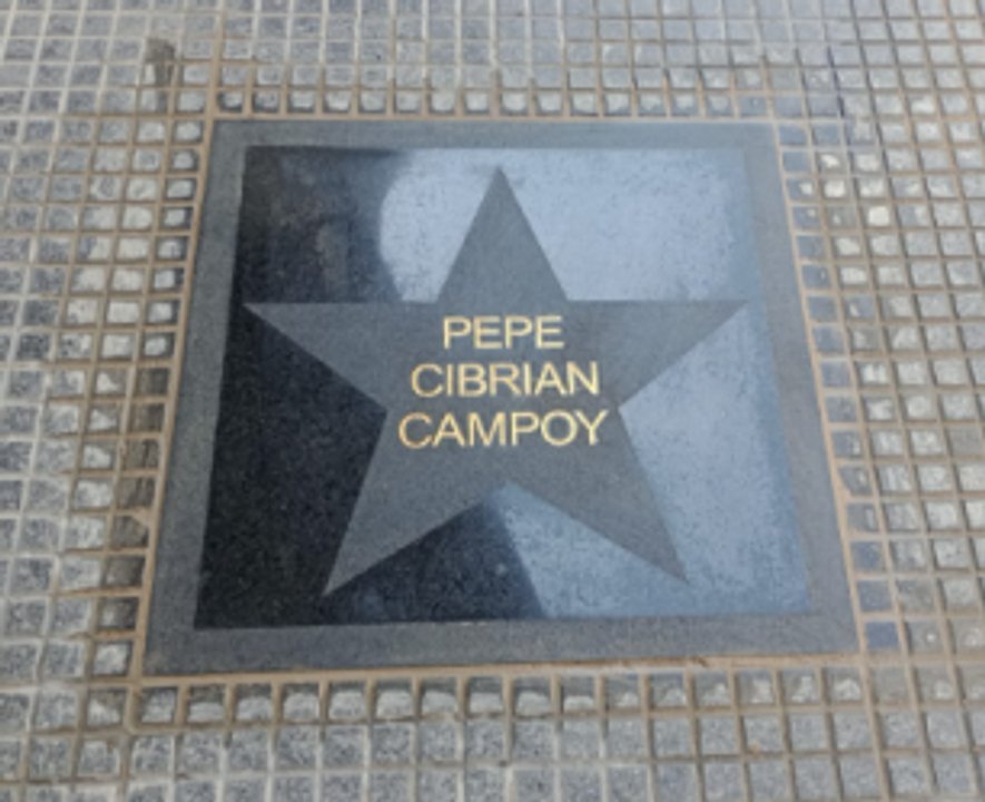 Pepe Cibrián junto a su estrella en la avenida Corrientes