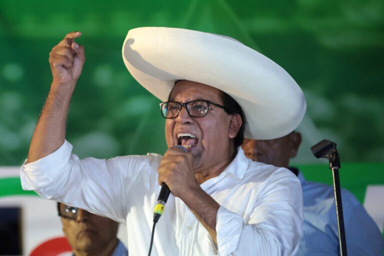 Roberto Sánchez en mitin en Huaycán, Lima, durante la recta final del recuento electoral en Perú