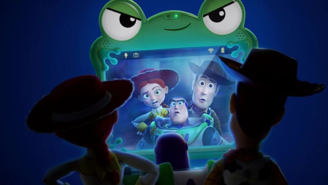 Personajes de Toy Story 5: Woody, Buzz Lightyear y Jessie junto a una tableta que representa al antagonista Lilypad