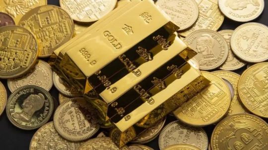 Gráfico de onzas de oro junto a billetes de dólar