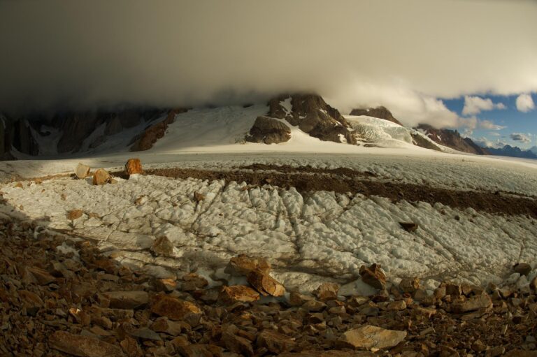 Glaciar en la cordillera de los Andes, Argentina, con carteles de protesta ambiental