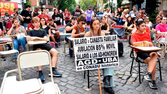 Estudiantes y docentes reunidos en las escalinatas de una facultad de la UBA durante una clase pública