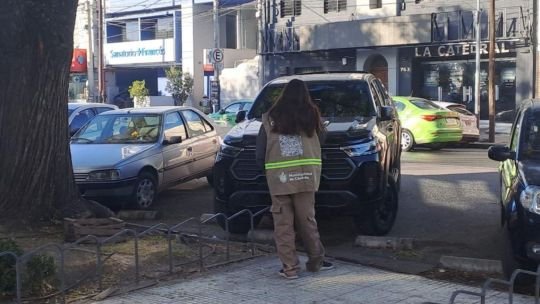 Estacionamiento medido en Córdoba con cartelería del nuevo sistema SEMM