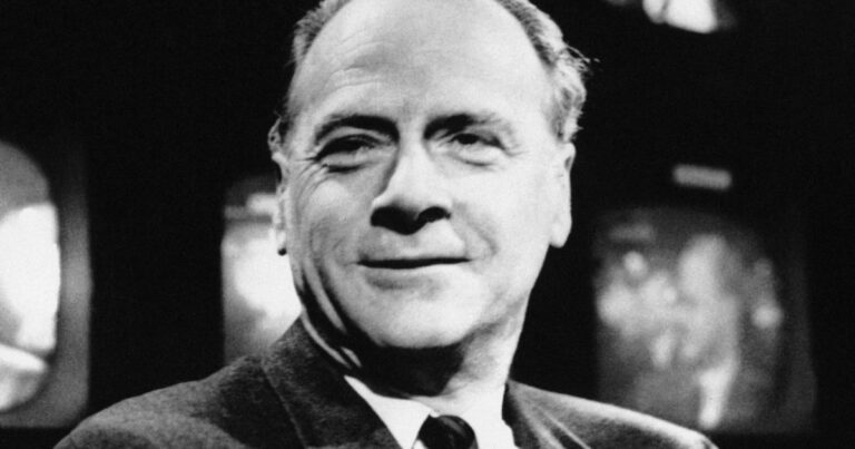 Retrato de Marshall McLuhan con fondo de redes sociales y corazones