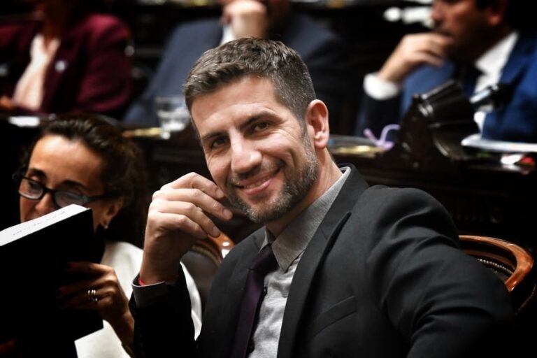 Diputado Manuel Quintar junto a un Tesla Cybertruck en el Congreso argentino