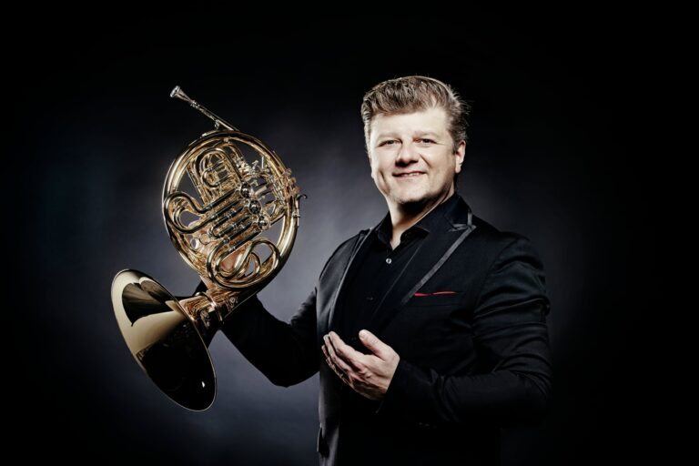 Radek Baborák dirigiendo la orquesta Prague Chamber Soloists en el Teatro Colón