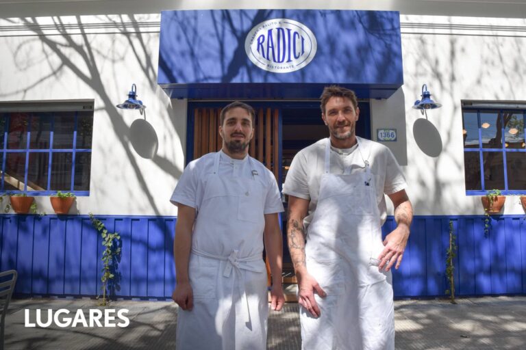 Interior del restaurante Radici en La Plata con barra de mármol y sector infantil Montessori