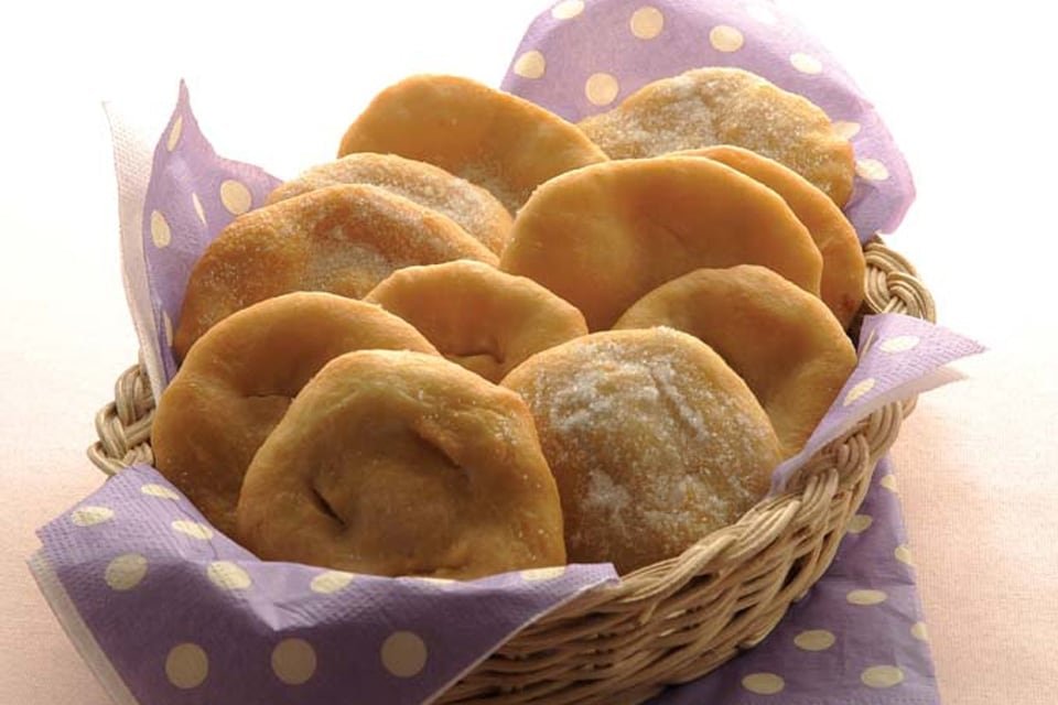 Tortas fritas criollas recién hechas espolvoreadas con azúcar