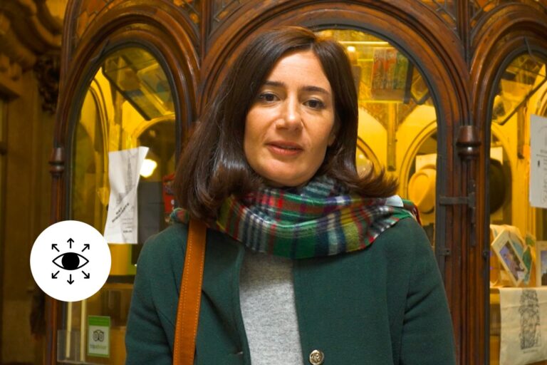 Interior de un local de ropa vintage en Buenos Aires con prendas colgadas y una vitrina antigua