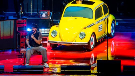Ricardo Arjona en el escenario del estadio Monumental de Córdoba durante su gira Lo que el seco no dijo