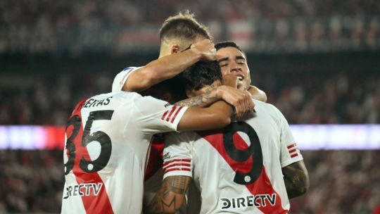 Jugadores de River Plate celebrando un gol en el Torneo Apertura 2026