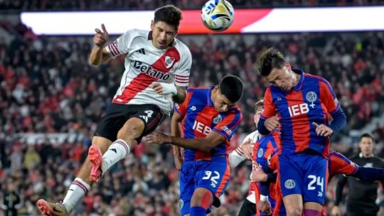 Estadio Monumental con los escudos de River Plate y San Lorenzo previo al partido por octavos de final del Torneo Apertura 2026
