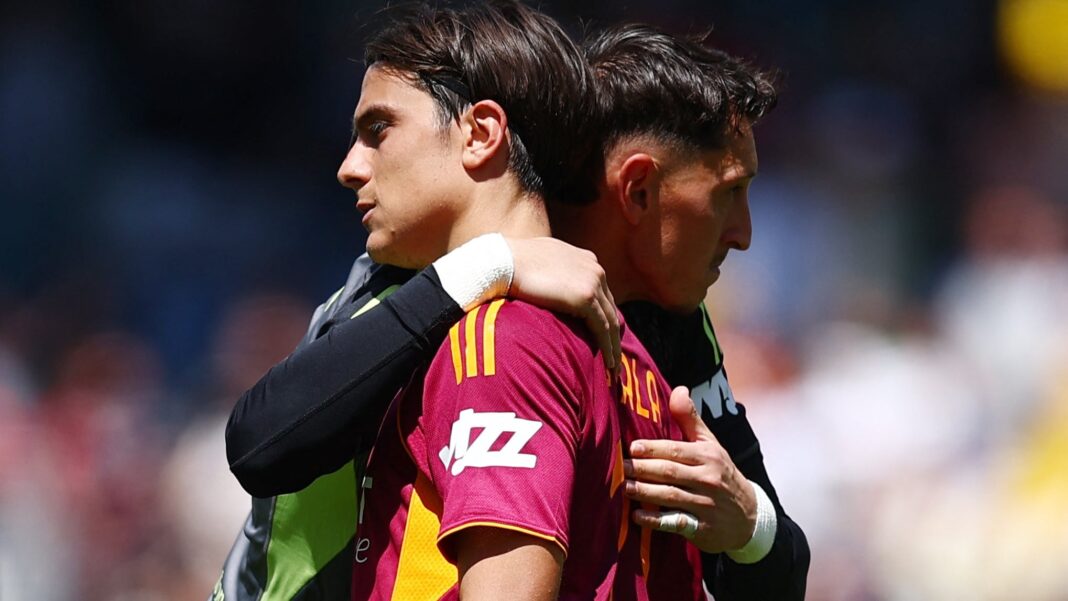 Paulo Dybala saludando a la afición de la Roma tras ser ovacionado en el clásico ante la Lazio