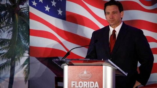 Ron DeSantis en conferencia de prensa sobre impuestos inmobiliarios en Florida