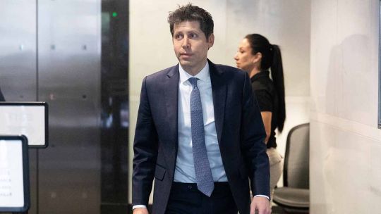 Sam Altman durante una presentación sobre el futuro de ChatGPT y el sistema operativo de vida