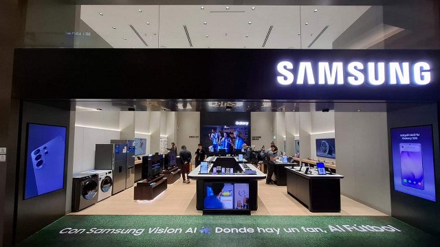 Interior de un Samsung Experience Store con clientes probando dispositivos tecnológicos