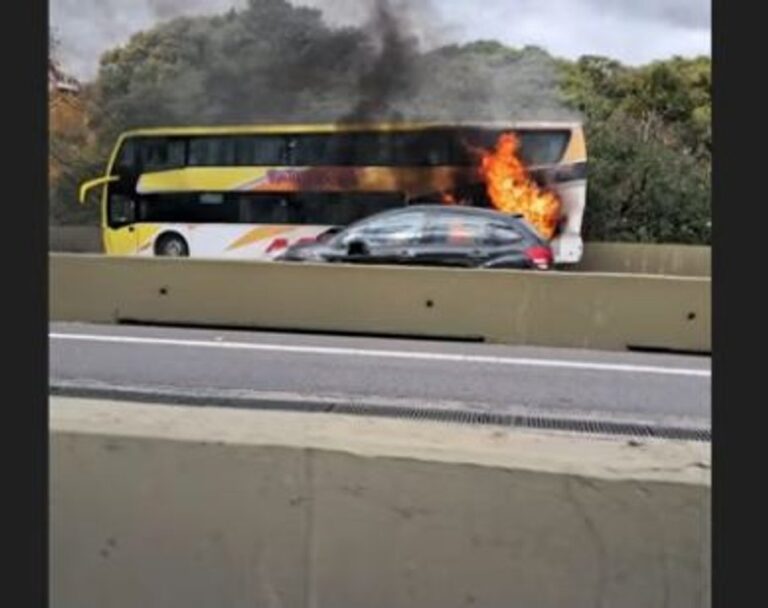 Incendio de un micro en la autopista 25 de Mayo