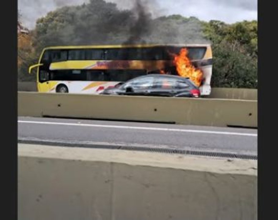Incendio de un micro en la autopista 25 de Mayo