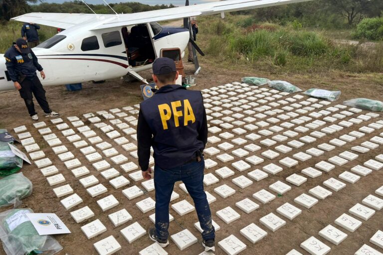 Avioneta Cessna 210 secuestrada con 442 kilos de cocaína en pista clandestina de Santa Fe, Argentina