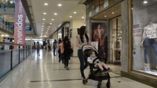 Cartel promocional del Shopping Fest con descuentos y ofertas en Argentina