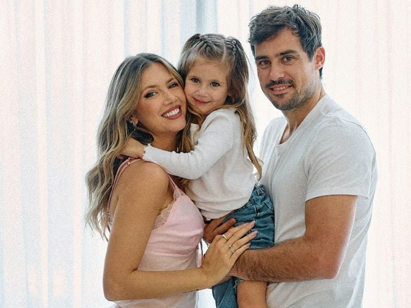 Arianna, hija de Stephanie Demner y Guido Pella, con un globo de Mickey Mouse frente al castillo de Disney