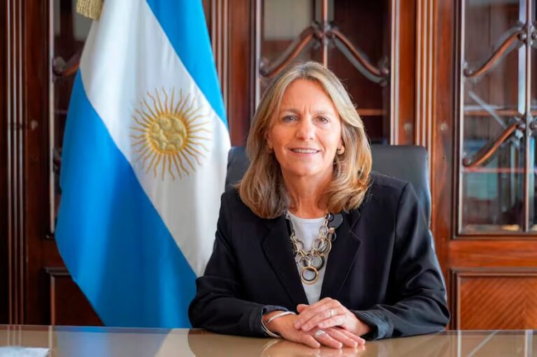 Patricia Bullrich y Javier Alonso en cruce público por seguridad en Tolosa