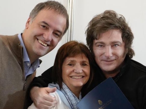 Patricia Bullrich y Manuel Adorni en el Congreso