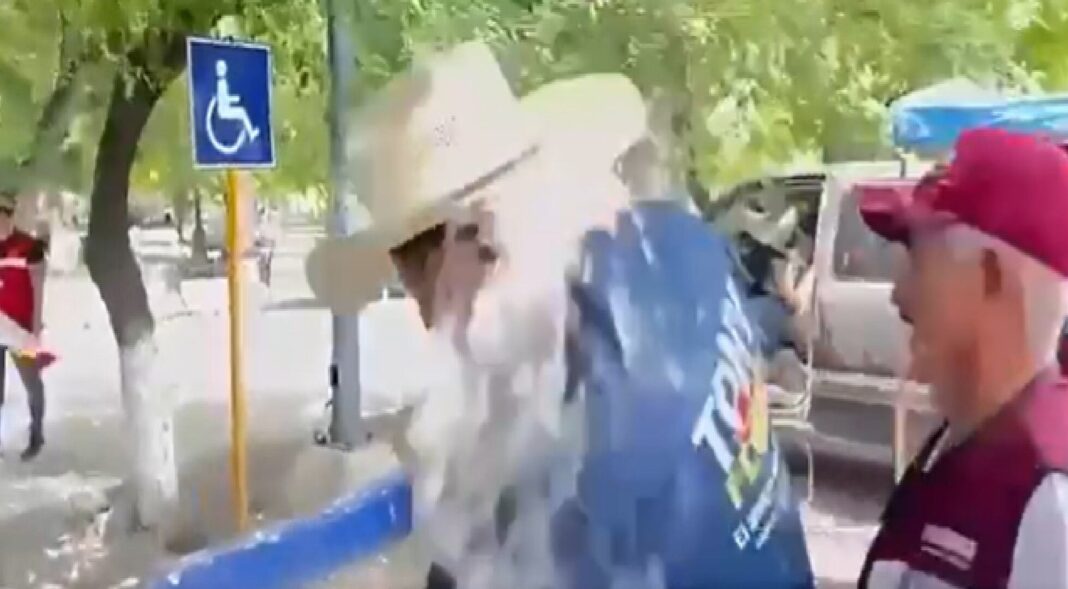Mujer arroja agua a Tony Flores durante campaña en San Buenaventura