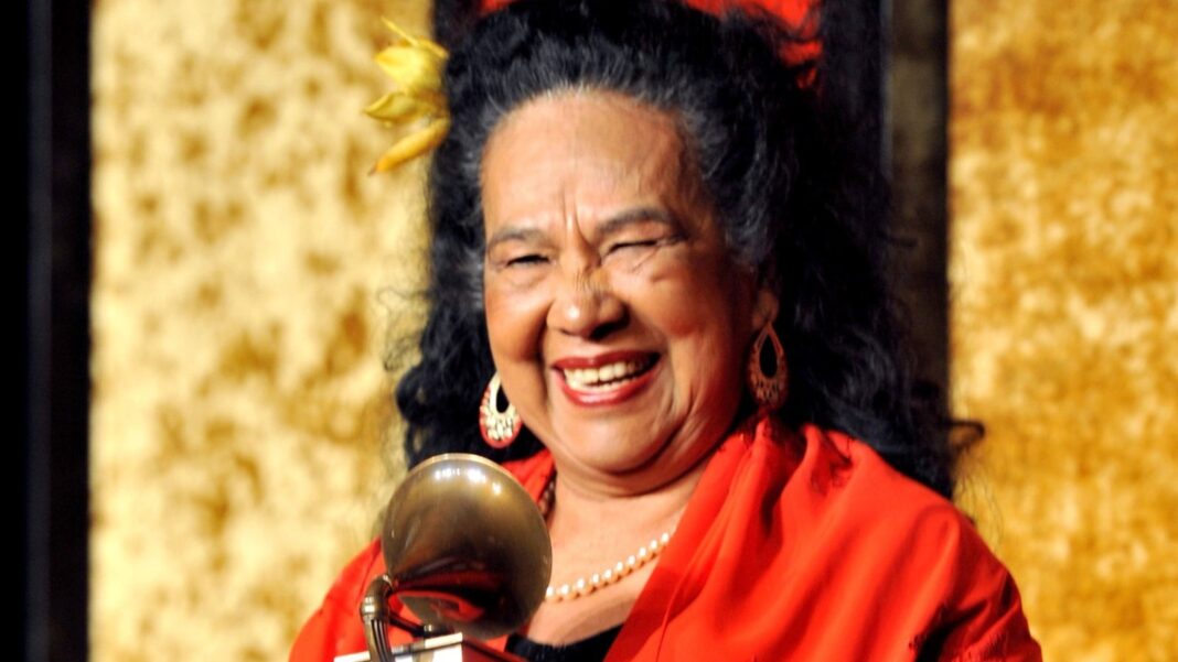 Totó la Momposina recibiendo el Grammy a la Excelencia Musical en 2013