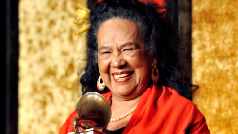 Totó la Momposina recibiendo el Grammy a la Excelencia Musical en 2013