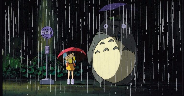 Totoro, personaje de Studio Ghibli, en un bosque junto a una niña