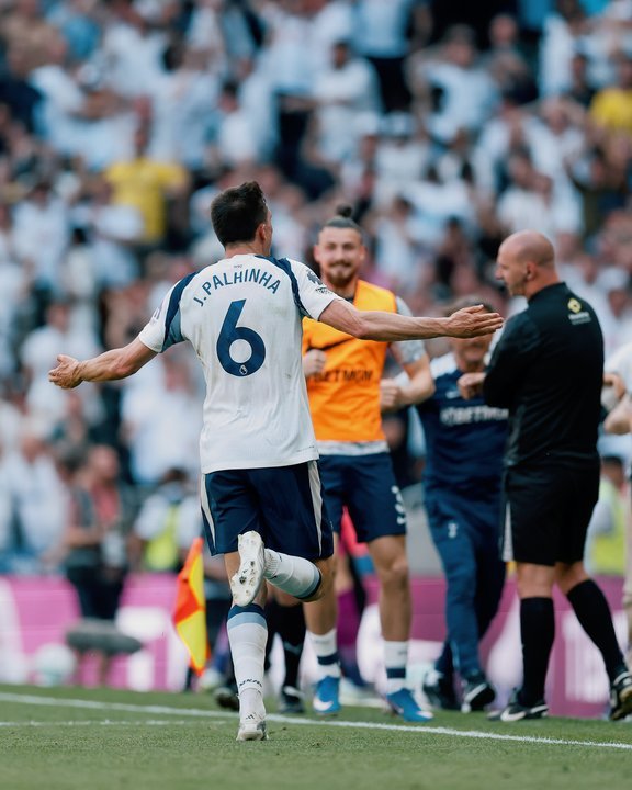 Estadio Tottenham con jugadores celebrando