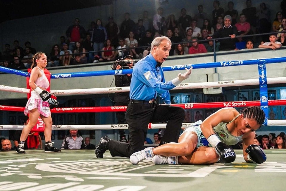 Tres boxeadoras argentinas en el ring durante combates de boxeo