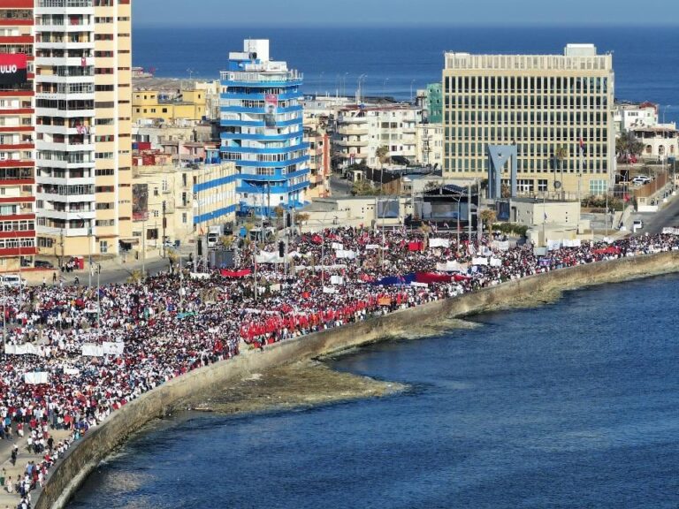 Manifestación de cubanos frente a la embajada de Estados Unidos en La Habana el Día de los Trabajadores
