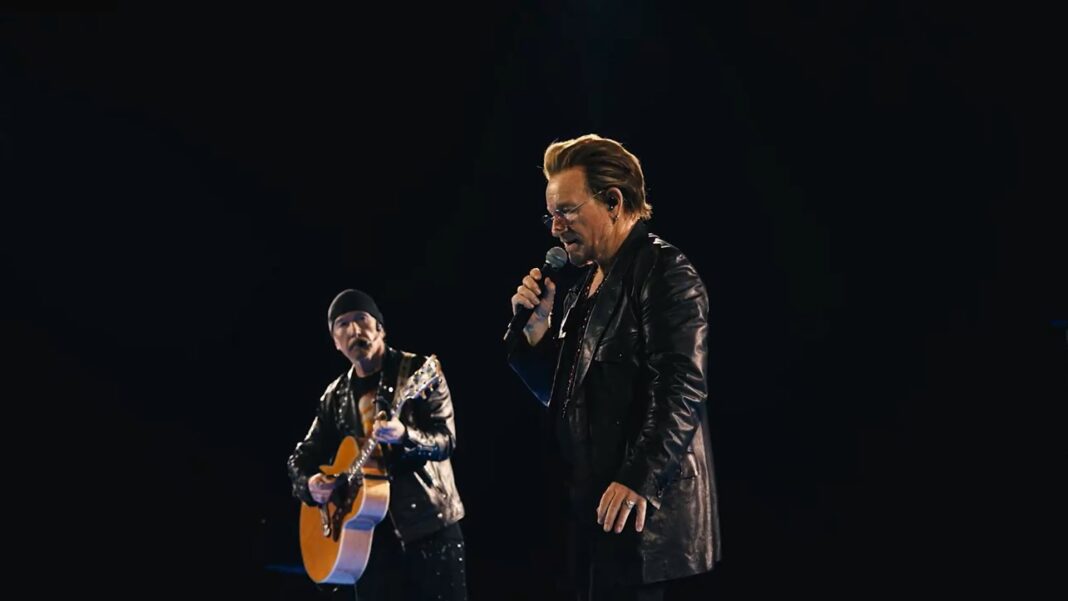 U2 toca en el techo de un autobús en la Ciudad de México rodeado de fans