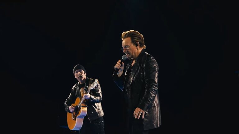 U2 toca en el techo de un autobús en la Ciudad de México rodeado de fans