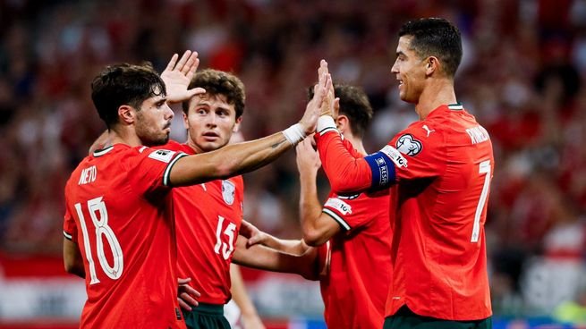 Cristiano Ronaldo con la camiseta de Portugal celebrando un gol