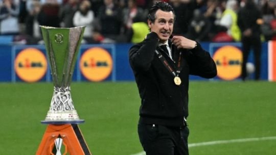 Unai Emery levanta el trofeo de la Europa League tras la victoria del Aston Villa sobre el Friburgo