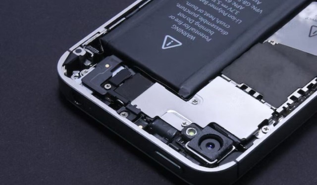 Smartphone con batería extraíble en manos de un usuario, ilustrando la nueva normativa de la UE para 2027